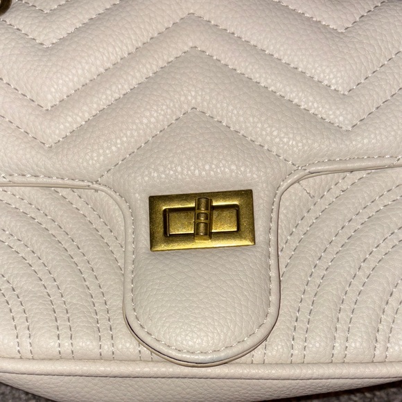 Elegant White Heart Quilted Shoulder Bag (also a crossbody) - Picture 2 of 4